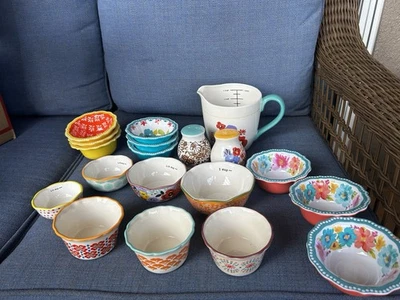 Лот из 19 женских керамических и пластиковых предметов Pioneer с яркими цветочными узорами см. рис. - Изображение 1 из 4