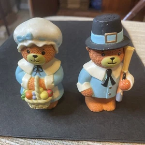 Enesco Lucy & Me Thanksgiving Salt & Pepper Teddybär Pilgrim Lucy Rigg 1986 - Bild 1 von 5