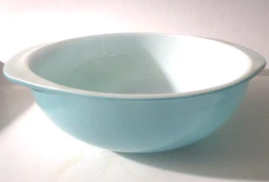 Pyrex Turquoise Blue Round Casserole 024 No Lid 2 QT 1970's - Picture 1 of 14