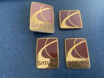 Juego de 4 logo insignia emblema dorado serie L Saturn 00-02 fabricante de equipos originales Foto 1 de 4