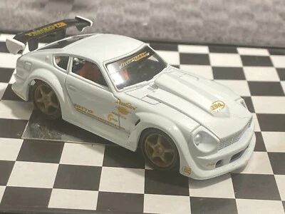 1/64 DATSUN 240Z BLANCO CON GRAGHICS TURNER COCHE M16 Foto 1 de 4