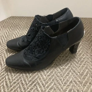 Brighton Rand Heel Ankle Boots Black Silver Slip On Leather Eyelet Cut 9 - Picture 1 of 14