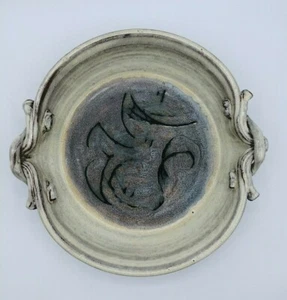 Art Pottery Handled Bowl Signed Dawn 2000 --  Roughly 9 3/4" x 9 1/4" - Imagen 1 de 9