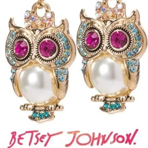 Betsey Johnson Pearl Critters Owl Drop Earrings with Crystals NEW Ships FREE - Picture 1 of 6
