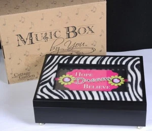 Music Box COTTAGE GARDEN SPERANZE SOGNI CREDERE, Suona: IL MIO DESIDERIO 8"L x 6"W x 2,5"H - Foto 1 di 5