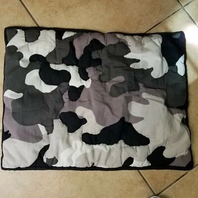 Pottery Barn Teen "Camuflaje gris". Falsa estándar acolchada Foto 1 de 4