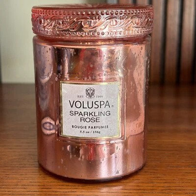 Tarro de vidrio Voluspa Sparkling Rose Candle • 5,5 oz • 50 horas de tiempo de combustión nuevo Foto 1 de 4
