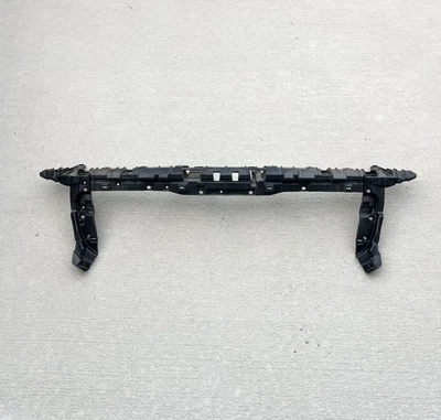 2015-2018 Kia SEDONA Center Grille Support Bracket FRONT Bumper UPPER OEM - Imagem 1 de 4