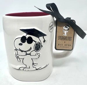 Peanuts x Rae Dunn 2025 Snoopy HAI FATTO TU! Tazza Laurea 18 oz Nuova Con Etichetta - Foto 1 di 4