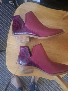Vince Camuto Women Red Snake Print Leather Bootie Size 9m/40 - Picture 1 of 12