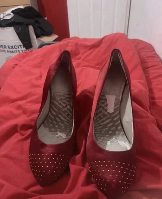 Clark’s cushion soft red heels with gold Flower Statement On Back - Image 1 of 4