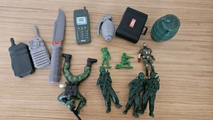 Bundle of Army Action Figure & Toy Accessories Weapons Parts & Pieces Vintage - Picture 1 of 9