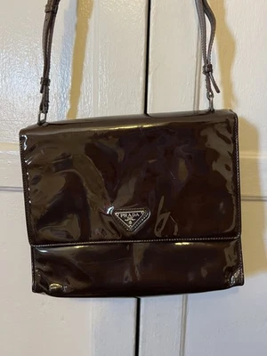 Bandolera Prada charol marrón  Foto 1 de 4