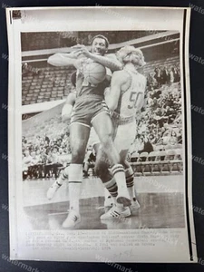 Elvin Hayes Washington Bullets Hard Foul Basketball 1974 Original Pressefoto - Bild 1 von 3