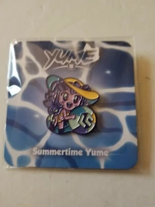 BEUTEKISTE ANIME CHIBI YUME SOMMERSPASS EMAILLE ANSTECKNADEL NEU IN VERPACKUNG - Bild 1 von 2