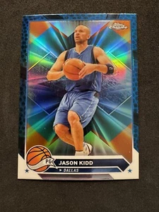 2023-24 Topps Chrome Blue Basketball Refractors #77 Jason Kidd Dallas Mavericks - Bild 1 von 2