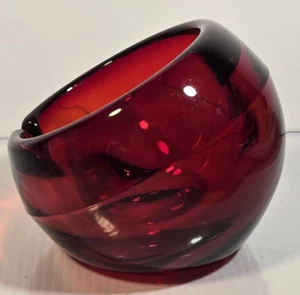 Cenicero orbe de vidrio rojo rubí vintage MCM inclinado atómico de mediados de siglo - Imagen 1 de 8