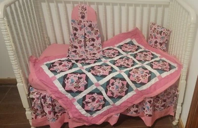 JUEGO DE ROPA DE CAMA PARA CUNA HECHO/CON TELA MINNIE MOUSE Foto 1 de 4