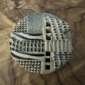 Broche prendedor de azulejos de cerámica geométricos redondos firmado artesanalmente M Kingsbury - Imagen 1 de 4