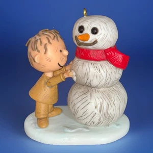 Hallmark Andenken Weihnachtsschmuck Peanuts Gang Schweinchenstall baut einen Schneemann 2013 - Bild 1 von 5