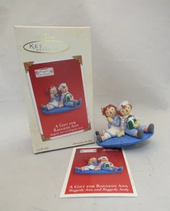 2003 A GIFT FOR RAGGEDY ANN Hallmark Keepsake Clip Ornament w/card - Picture 1 of 8