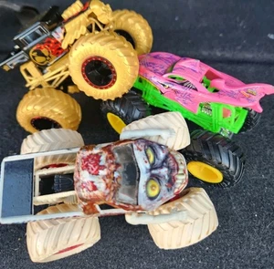 Hot Wheels Monster Trucks Lote de 3 Zombie - Imagen 1 de 8