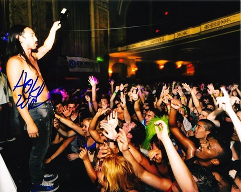 STEVE AOKI SIGNED 8X10 PHOTO 13 Cover