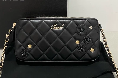 Bolsa de ombro CHANEL Camellia Woc corrente pele de cordeiro feminina tiracolo ouro preto - Imagem 1 de 4