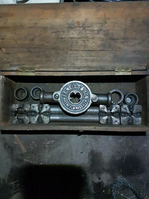 F E WELLS & SON MASS, USA. PIPE THREADER & CUTTING DIES IN WOODEN BOX  - Image 1 of 3
