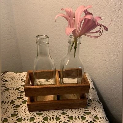 Минималистские стеклянные бутылки в деревянной подставке вазы с бутонами - Изображение 1 из 3