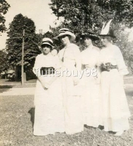 Z253 Vintage Foto VIKTORIANISCHE FRAUEN IN WEISS & GROSSEN FEDERNHÜTEN c Anfang des 20. Jahrhunderts - Bild 1 von 2