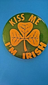 "KISS ME I'M IRISH" PIN BACK 3 1/2" GREEN BG GOLD LETTERS - Picture 1 of 2