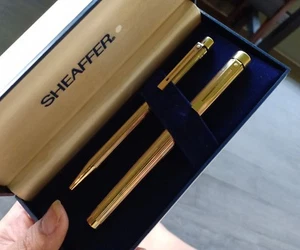 JUEGO De Colección SHEAFFER Targa FP, BP Patrón de Rayas Electroplazadas en Oro "Prefecto" - Imagen 1 de 12
