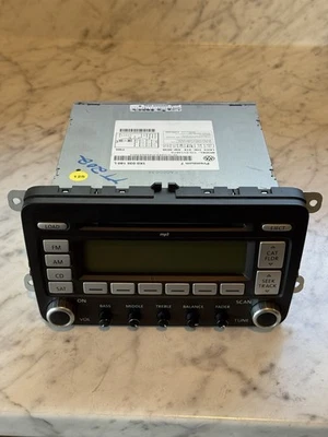 Volkswagen Jetta 2006-2009 receptor de radio sin navegación AM-FM-6 CD-MP3 OEM Foto 1 de 4