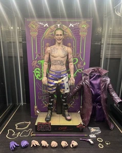 LEER COMPLETO Figura de acción Hot Toys DC Escuadrón Suicida Abrigo Púrpura Joker 1/6. - Imagen 1 de 14