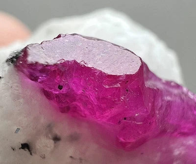 115 Karat, außergewöhnlicher, ultraseltener blutroter Rubin mit langem Kristall - Bild 1 von 4