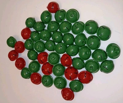 Lote a granel 48 campanas de trineo de metal rojo verde artesanías de Navidad 1,5 x 1,25 pulgadas Foto 1 de 4