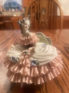 Dresdner Porzellan Spitze Dame Figur im Stuhl rosa und weiß Kleid 4” x 5” - Bild 1 von 8