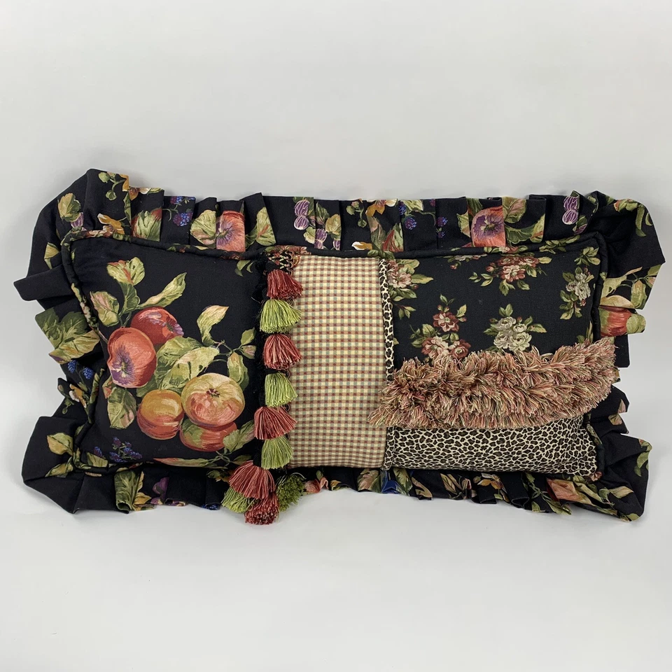 Almohada decorativa a cuadros con flecos y borlas con estampado de animales florales hecha a medida negra Foto 1 de 4