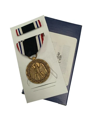GENUINE Full Size American United States U.S. PRISONER OF WAR medal in Issue Box - Image 1 of 3