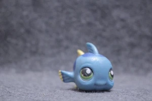 Autentico Littlest Pet Shop LPS lucido blu scuro giallo Dory Guppy Fish #327 - Foto 1 di 3
