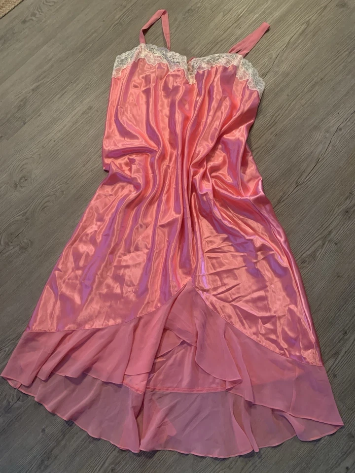 Amoureuse 睡袍尺寸 5X 粉红色液体缎面蕾丝无袖 56 英寸胸围 — 第 1/4 张图片