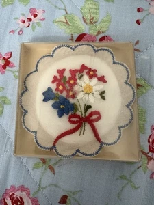 Arco de flores de margarita vintage hecho en Suiza ALBA 100 % algodón bordado - Imagen 1 de 6