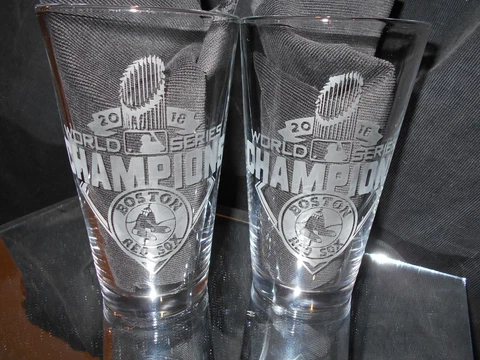2018 WORLD SERIES CHAMPION BOSTON RED SOX (2) ETCHED 16 oz PINT GLASSES Cover