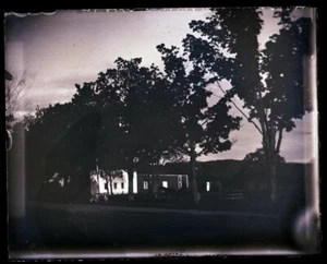 LATE 1800s EARLY 1900s GLASS NEGATIVE, OLD FARM HOUSE SCENE - Picture 1 of 2
