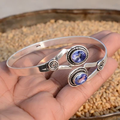 Bracciale con pietre preziose con taglio ametista viola. Polsino fatto a... - Immagine 1 di 4