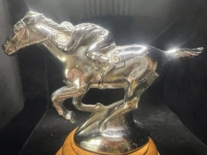 🔴 Mascotte auto CAVALLO RAMPANTE trofeo equestre vintage - Picture 1 of 10