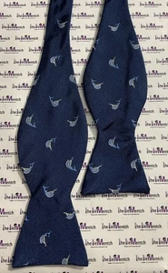 BROOKS BROTHERS Fliege Seide marine mit Marlin Fisch 🐟 Design selbstbindend verstellbar - Bild 1 von 3