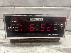 Sveglia digitale vintage 1979 retrò Spartus 21-3009-190 venatura legno FUNZIONANTE - Foto 1 di 11