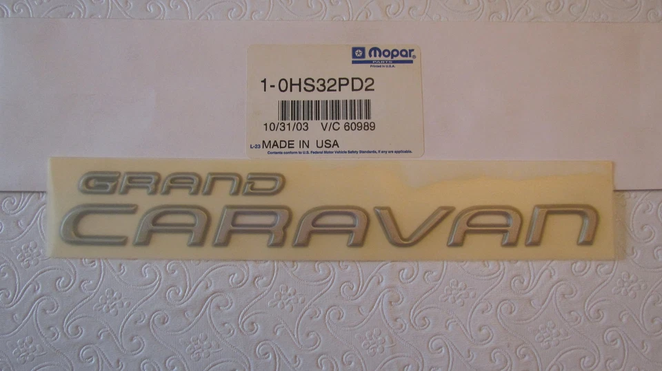 Nuevo OEM Gris Dodge "GRAND CARAVAN" Placa de identificación Emblema Letra Kit Insignia 0HS32PD2 Foto 1 de 1
